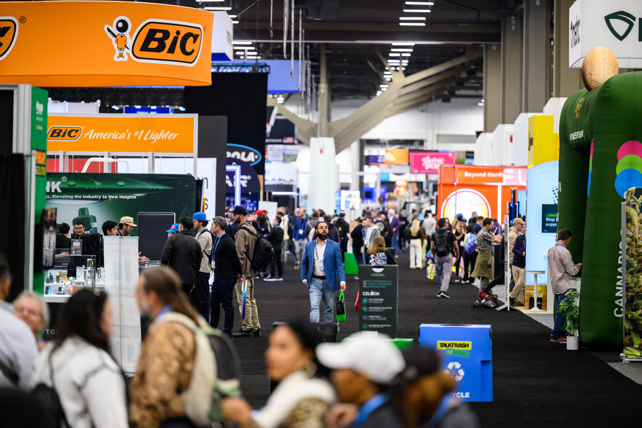 MJBizCon expo hall featuring 800+ exhibitors